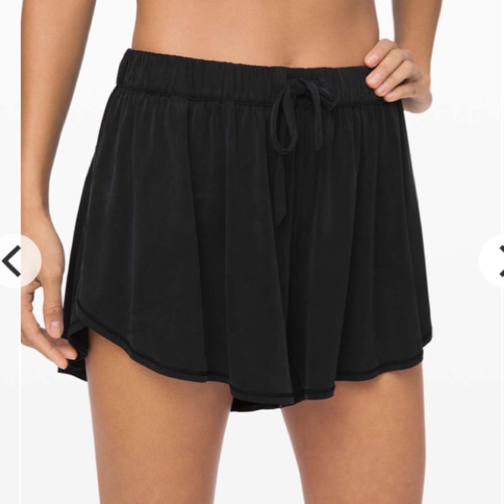 Lululemon Flow In Elegance Short 4.5" size 6